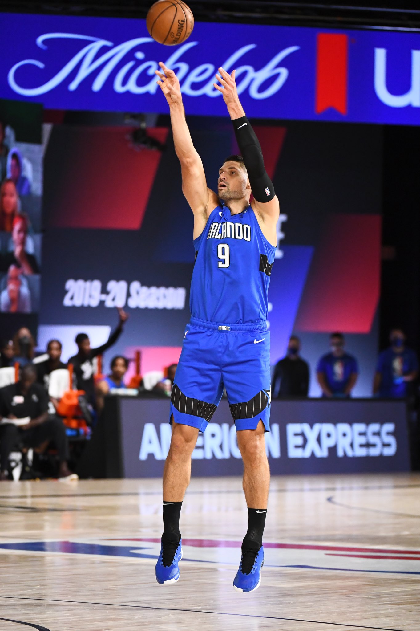 关于76人轻取江苏队，武切维奇点燃赛场的信息