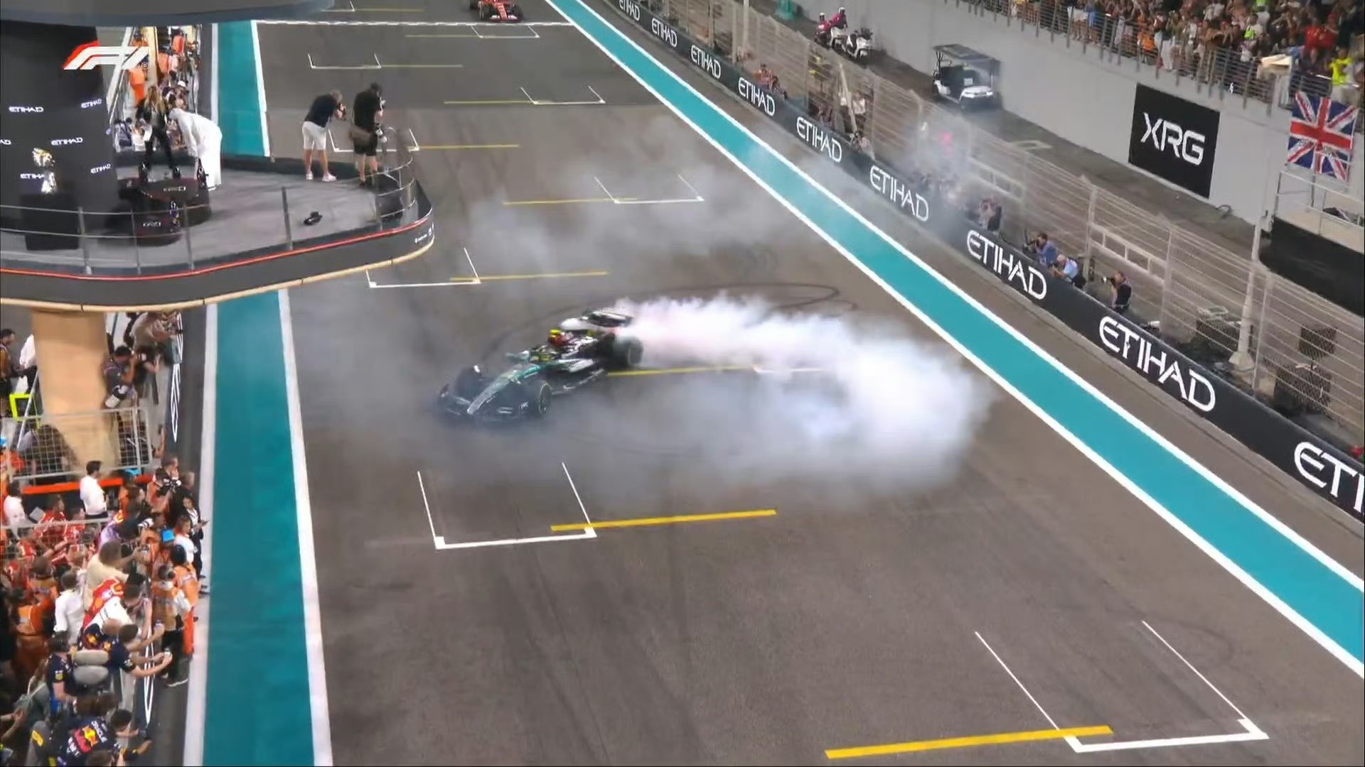 红牛二队险胜雷诺车队，汉密尔顿带队取胜